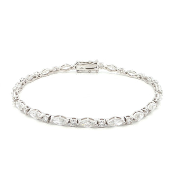 18K White Gold Marquise and Round Cut Lab Grown Diamond Bracelet
A modern take on the classic tennis bracelet. This 18K White Gold bracelet features marquise and round-cut diamonds in a clean geometric design. The contrast of shapes creates subtle movement and light play.