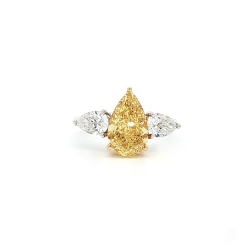 This 18K White Gold ring features a fancy yellow pear-cut diamond at its centre, framed by two pear-cut side stones. Perfect for special occasions or as a statement piece in your everyday jewelry collection!