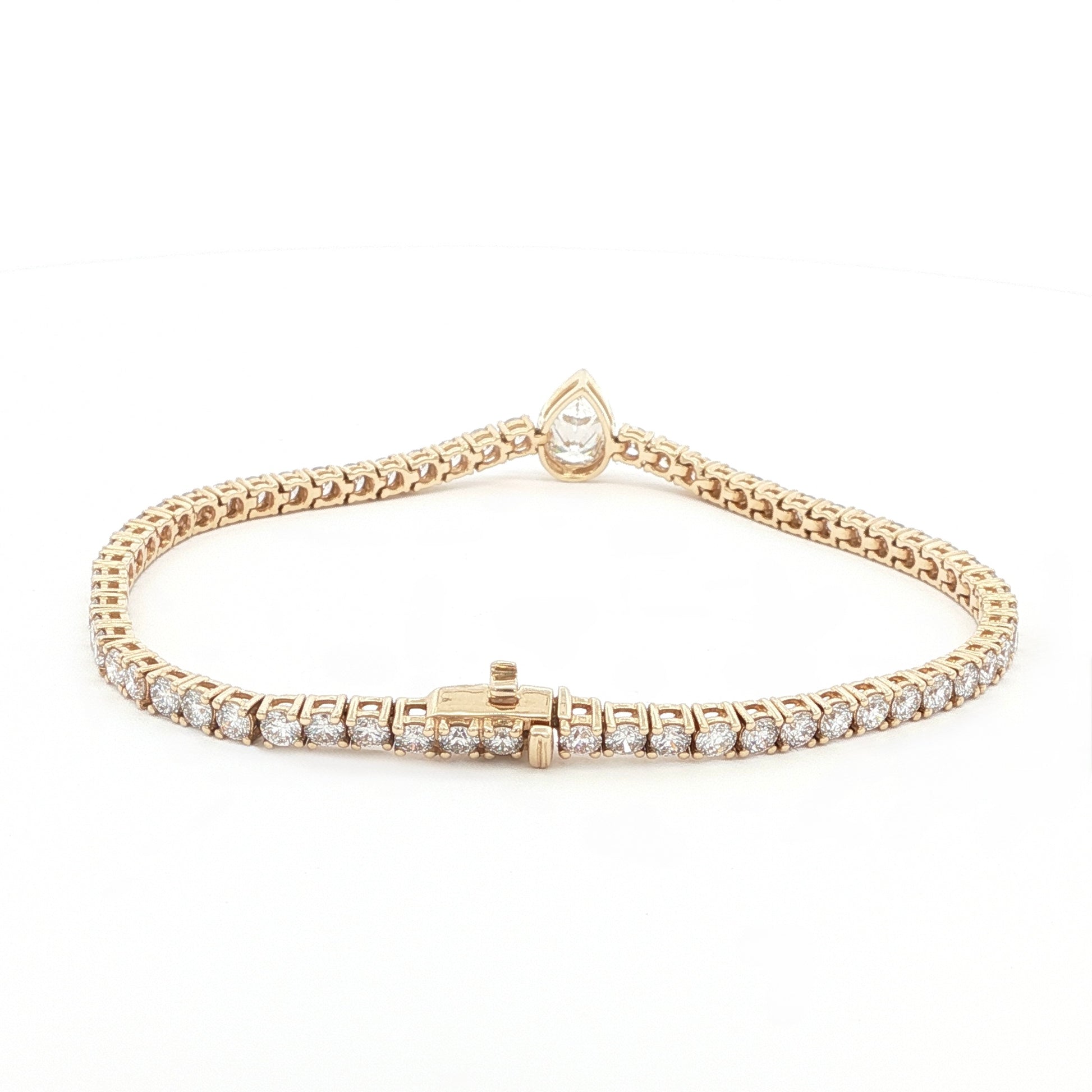 14K Yellow Gold Pear-Cut Bezel-Set Lab-Grown Diamond Tennis Bracelet

An elegant tennis bracelet showcasing a seamless line of Round-cut Lab-Grown Diamonds, accented by a captivating Pear center stone in a bezel setting. Crafted in 14K Yellow Gold, this piece embodies exquisite craftsmanship as the warm gold enhances the radiance of every diamond. The bezel-framed pear center creates a modern focal point within a timeless silhouette, making it perfect for everyday luxury or special occasions. 