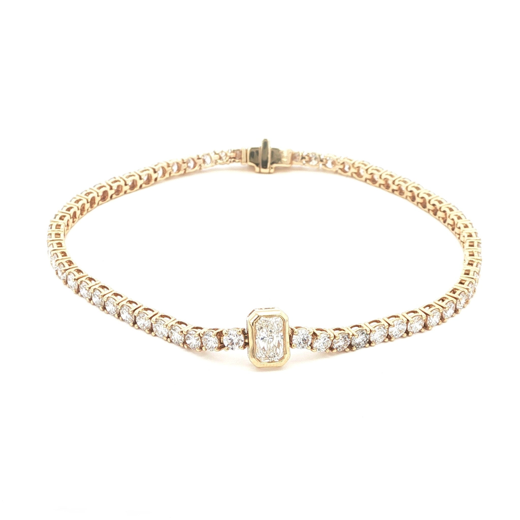 14K Yellow Gold Radiant-Cut Bezel-Set Lab-Grown Diamond Tennis Bracelet

Crafted in 14K Yellow Gold, this exquisite bracelet features a seamless line of Round-cut Lab-Grown Diamonds, with a Radiant-cut center stone bezel-set as its focal point. A modern take on a classic tennis bracelet, it delivers timeless elegance and brilliance for moments that matter!