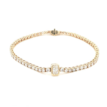 14K Yellow Gold Radiant-Cut Bezel-Set Lab-Grown Diamond Tennis Bracelet

Crafted in 14K Yellow Gold, this exquisite bracelet features a seamless line of Round-cut Lab-Grown Diamonds, with a Radiant-cut center stone bezel-set as its focal point. A modern take on a classic tennis bracelet, it delivers timeless elegance and brilliance for moments that matter!
