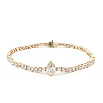 14K Yellow Gold Pear-Cut Bezel-Set Lab-Grown Diamond Tennis Bracelet

An elegant tennis bracelet showcasing a seamless line of Round-cut Lab-Grown Diamonds, accented by a captivating Pear center stone in a bezel setting. Crafted in 14K Yellow Gold, this piece embodies exquisite craftsmanship as the warm gold enhances the radiance of every diamond. The bezel-framed pear center creates a modern focal point within a timeless silhouette, making it perfect for everyday luxury or special occasions. 