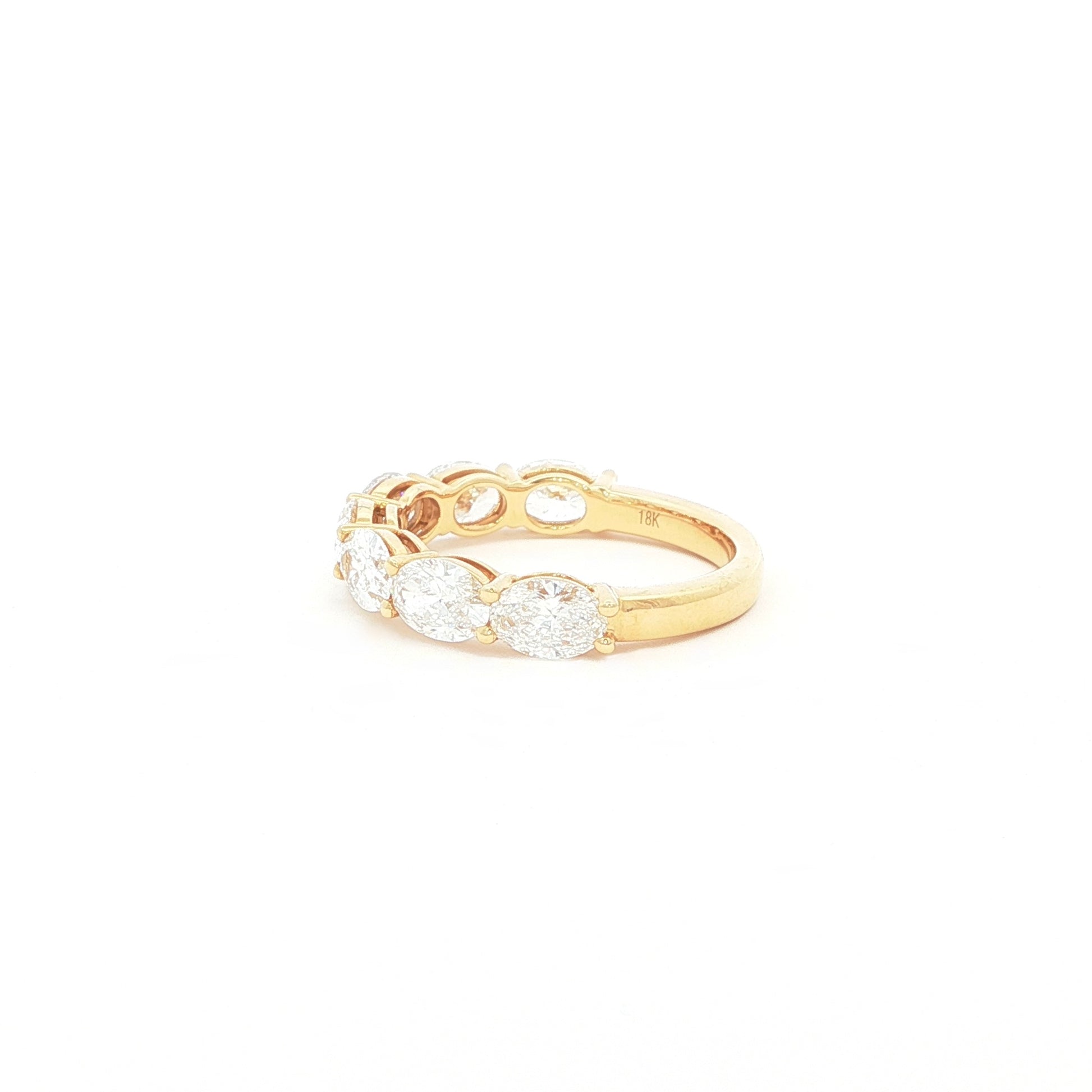 Half eternity ring with oval lab-grown diamonds in 18k yellow gold. 