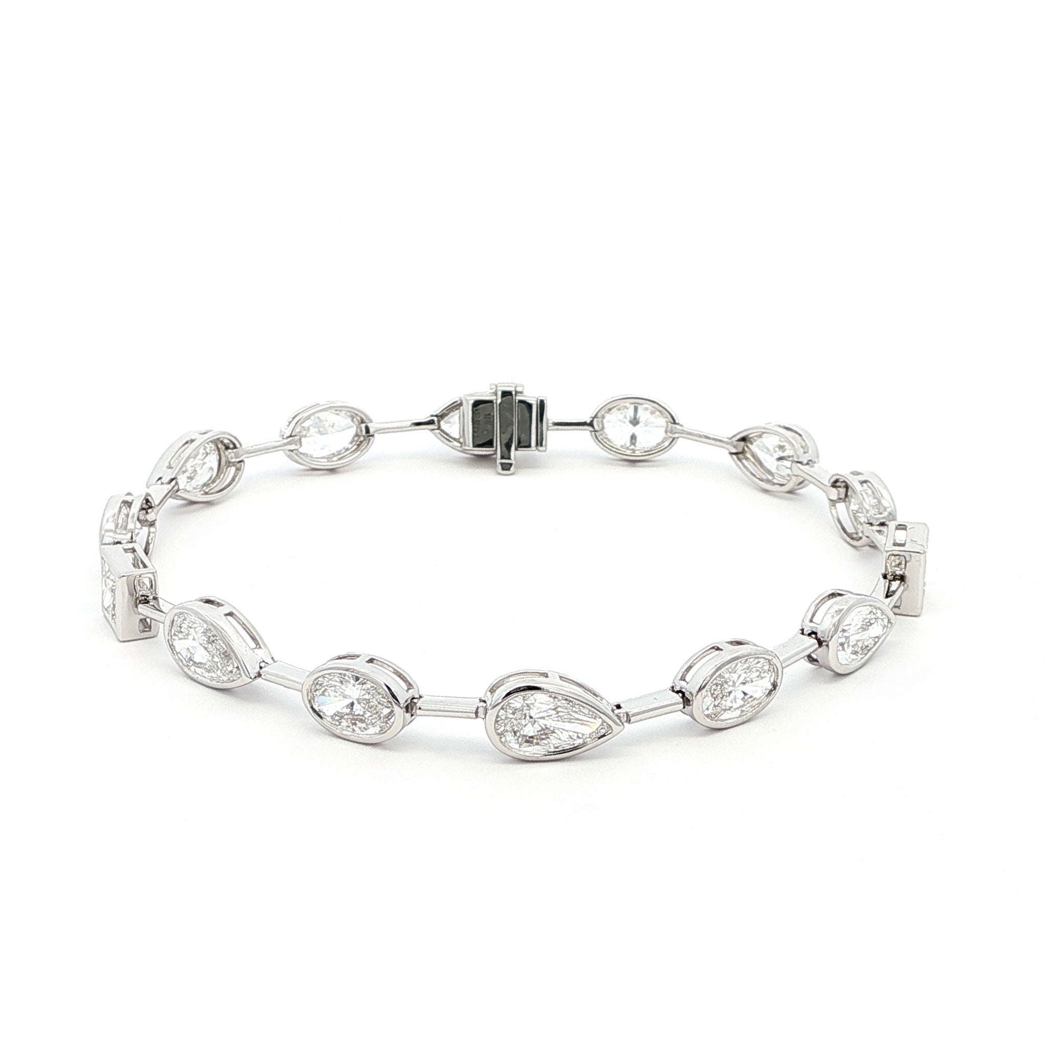 18K White Gold Fancy Shape Pear, Oval, and Princess-Cut Bezel-Set Lab-Grown Diamond Bracelet 

A chic, architectural pattern of bezel-set Pear, Oval, and Princess-Cut Lab-Grown Diamonds, each stone distinctly separated along the bracelet. Timelessly luminous and versatile — perfect for elevating everyday looks or pairing with evening wear.