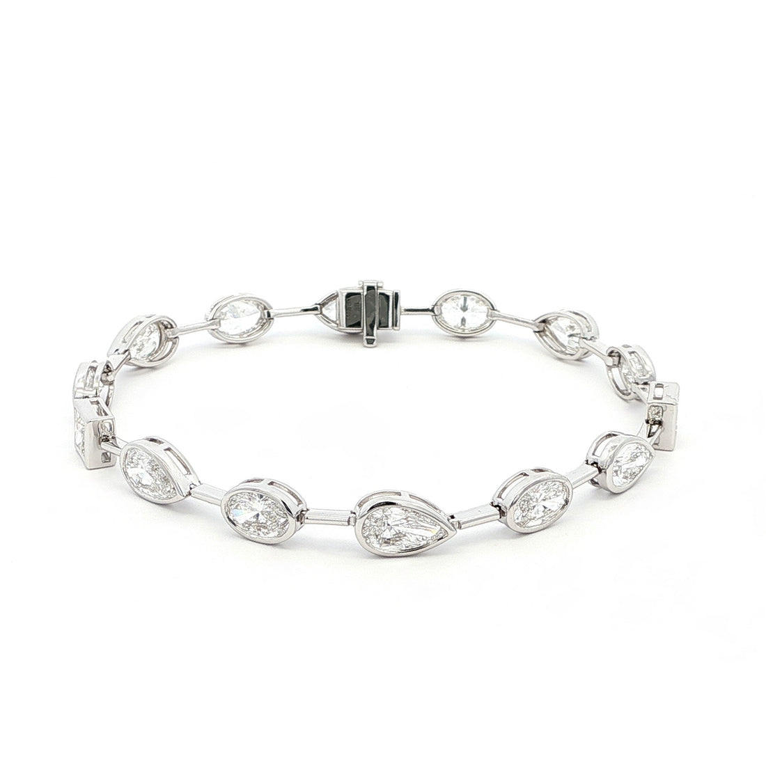 18K White Gold Fancy Shape Pear, Oval, and Princess-Cut Bezel-Set Lab-Grown Diamond Bracelet 

A chic, architectural pattern of bezel-set Pear, Oval, and Princess-Cut Lab-Grown Diamonds, each stone distinctly separated along the bracelet. Timelessly luminous and versatile — perfect for elevating everyday looks or pairing with evening wear.