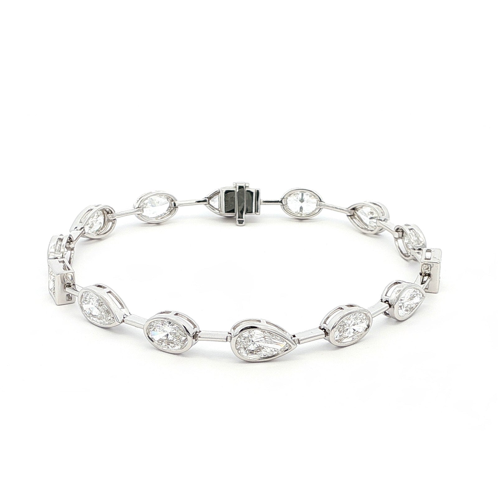 Trinity Bezel Lab-Grown Diamond White Gold Bracelet by By Angi, lab-grown diamond jeweller in Tsim Sha Tsui Hong Kong | TST HK Fine Jewellery 
By Angi 尖沙咀人造鑽石珠寶 - Trinity Bezel Lab Diamond 手鏈 | 香港TST求婚鑽石首飾