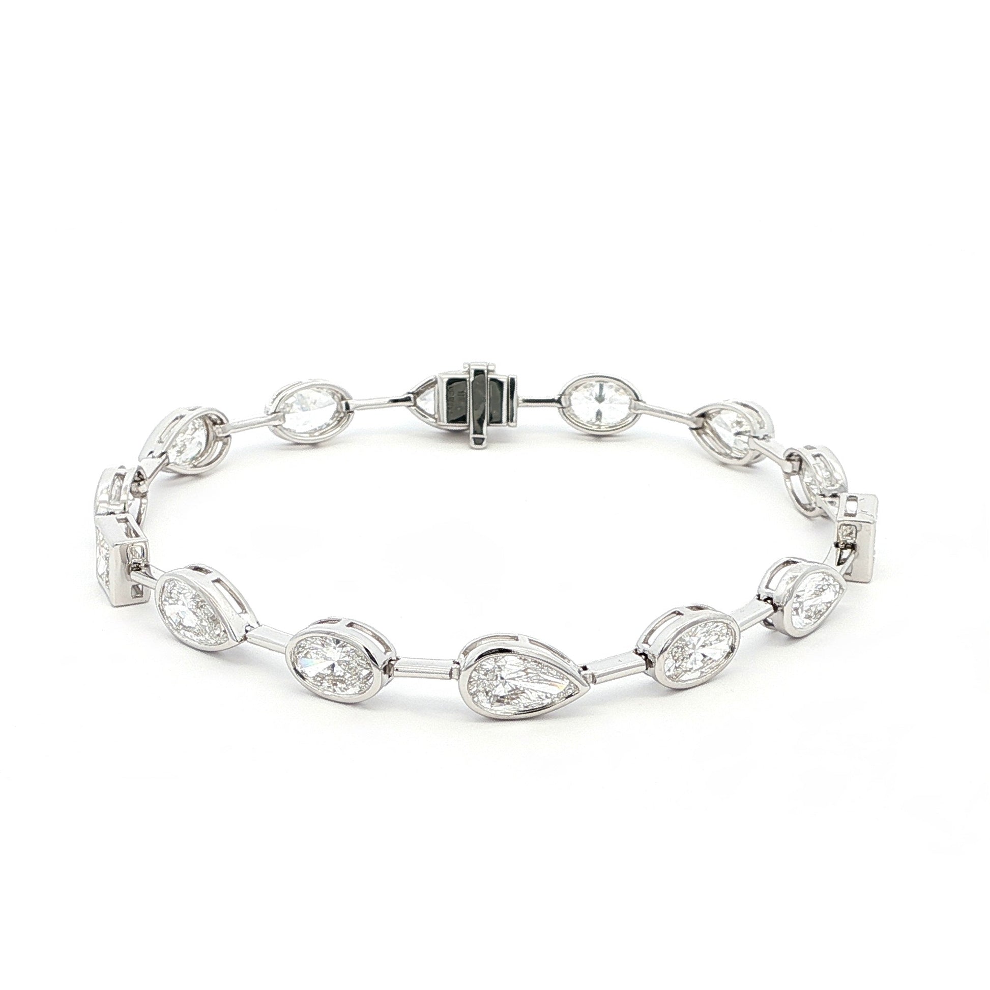 18K White Gold Fancy Shape Pear, Oval, and Princess-Cut Bezel-Set Lab-Grown Diamond Bracelet 

A chic, architectural pattern of bezel-set Pear, Oval, and Princess-Cut Lab-Grown Diamonds, each stone distinctly separated along the bracelet. Timelessly luminous and versatile — perfect for elevating everyday looks or pairing with evening wear.