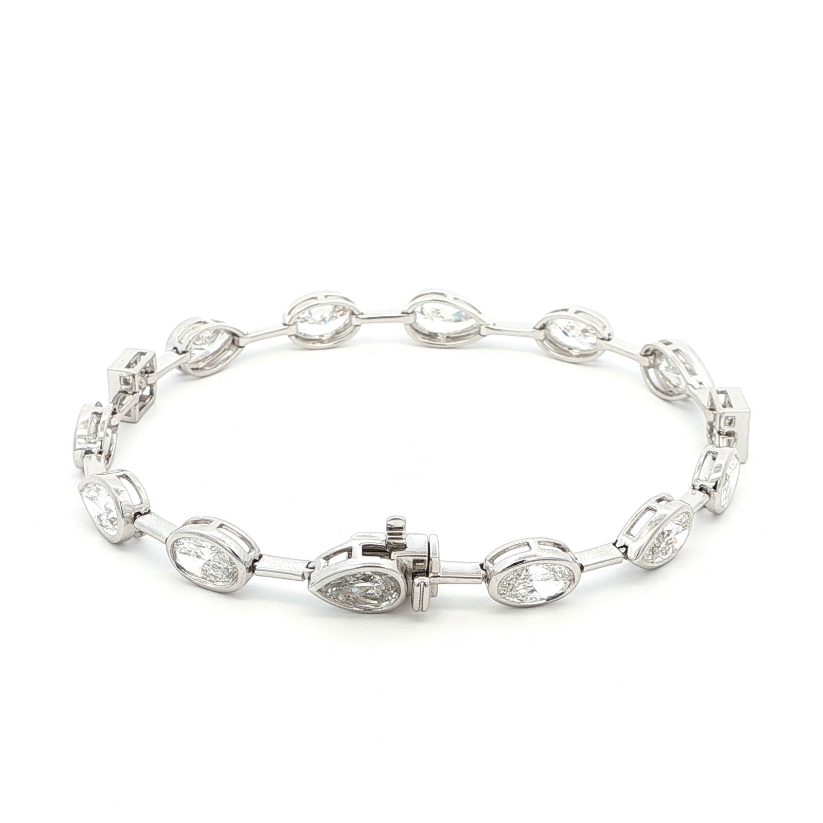 18K White Gold Fancy Shape Pear, Oval, and Princess-Cut Bezel-Set Lab-Grown Diamond Bracelet 

A chic, architectural pattern of bezel-set Pear, Oval, and Princess-Cut Lab-Grown Diamonds, each stone distinctly separated along the bracelet. Timelessly luminous and versatile -  perfect for elevating everyday looks or pairing with evening wear.