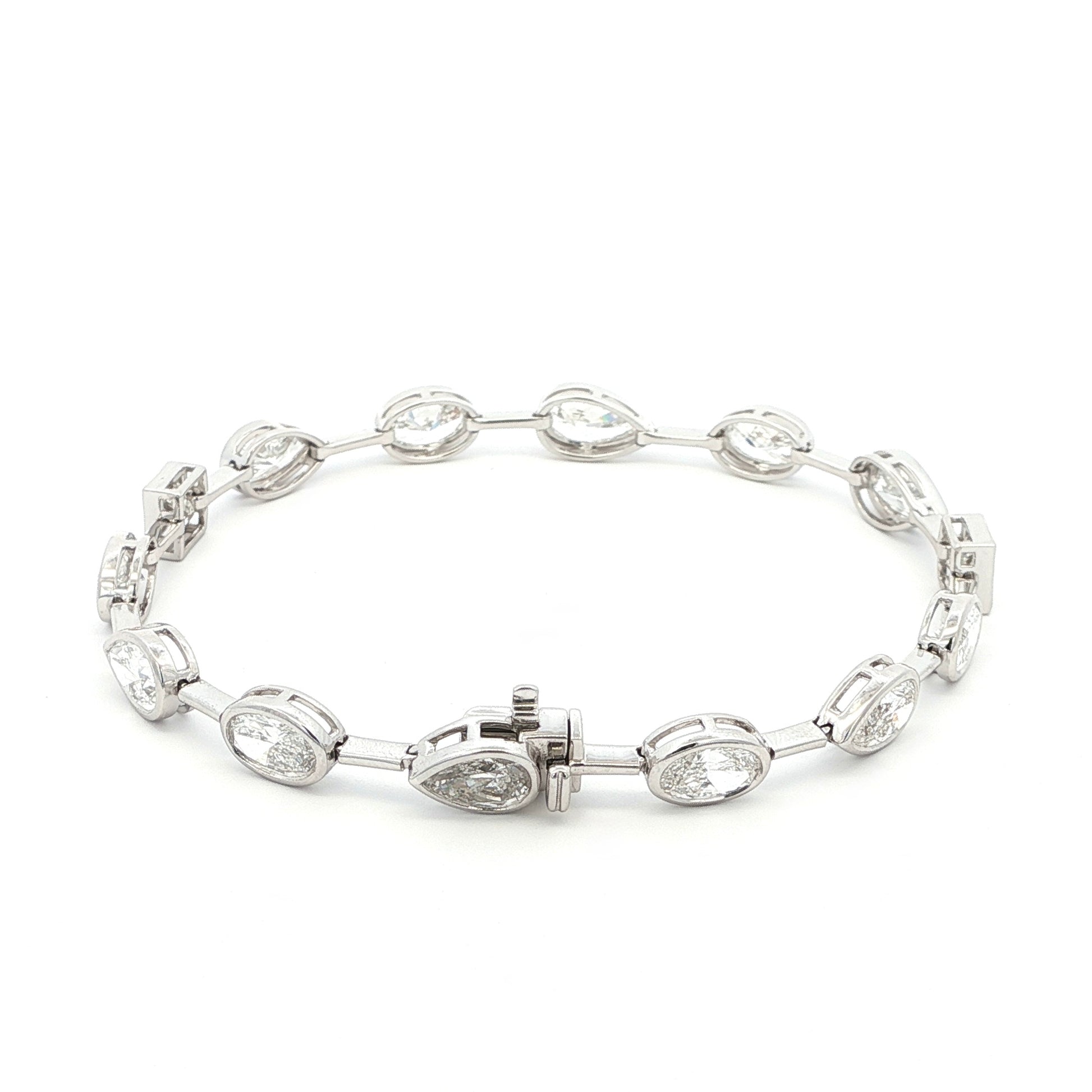 18K White Gold Fancy Shape Pear, Oval, and Princess-Cut Bezel-Set Lab-Grown Diamond Bracelet 

A chic, architectural pattern of bezel-set Pear, Oval, and Princess-Cut Lab-Grown Diamonds, each stone distinctly separated along the bracelet. Timelessly luminous and versatile — perfect for elevating everyday looks or pairing with evening wear.