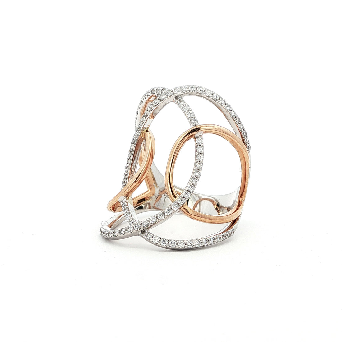 This 18K White Gold and Rose Gold ring features an elegant intertwined design adorned with pavé-set diamonds. Perfect for adding a touch of glamour and sophistication to any look!