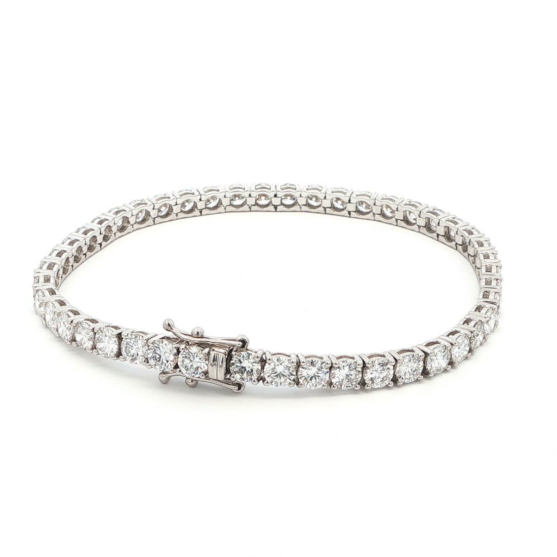 18K White Gold Brilliant Round Cut Lab-Grown Diamond Tennis Bracelet. 

This 18K White Gold is the ultimate classic—endless rounds of brilliant-cut diamonds set in a seamless flow of sparkle. Perfect for those who appreciate timeless elegance with effortless versatility.
