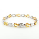 18K White and Yellow Gold Duo-Tone Pear-Cut Lab-Grown Diamond Bracelet A bold, duo-tone bracelet that showcases Pear-cut diamonds in an alternating pattern of white and yellow stones. Each diamond is securely held in place by a refined three-prong design, with white diamonds set in white gold and yellow stones in yellow gold. Crafted in a sophisticated combination of 18K White and Yellow Gold, this bracelet offers modern luxury for any occasion.
18K 白金同黃金雙色梨形切割實驗室種植鑽石手鍊

大膽嘅雙色手鍊，以白色同黃色石頭嘅交替圖案展示梨形切割鑽石。每顆鑽石都係