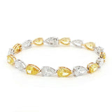 18K White and Yellow Gold Duo-Tone Pear-Cut Lab-Grown Diamond Bracelet A bold, duo-tone bracelet that showcases Pear-cut diamonds in an alternating pattern of white and yellow stones. Each diamond is securely held in place by a refined three-prong design, with white diamonds set in white gold and yellow stones in yellow gold. Crafted in a sophisticated combination of 18K White and Yellow Gold, this bracelet offers modern luxury for any occasion.
18K 白金同黃金雙色梨形切割實驗室種植鑽石手鍊

大膽嘅雙色手鍊，以白色同黃色石頭嘅交替圖案展示梨形切割鑽石。每顆鑽石都係