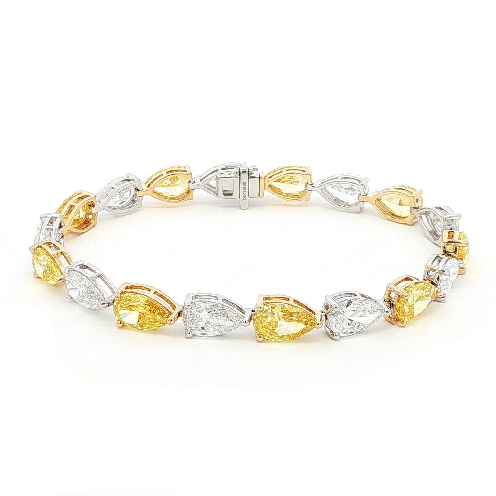 18K White and Yellow Gold Duo-Tone Pear-Cut Lab-Grown Diamond Bracelet A bold, duo-tone bracelet that showcases Pear-cut diamonds in an alternating pattern of white and yellow stones. Each diamond is securely held in place by a refined three-prong design, with white diamonds set in white gold and yellow stones in yellow gold. Crafted in a sophisticated combination of 18K White and Yellow Gold, this bracelet offers modern luxury for any occasion.
18K 白金同黃金雙色梨形切割實驗室種植鑽石手鍊

大膽嘅雙色手鍊，以白色同黃色石頭嘅交替圖案展示梨形切割鑽石。每顆鑽石都係