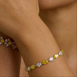 18K White and Yellow Gold Duo-Tone Pear-Cut Lab-Grown Diamond Bracelet A bold, duo-tone bracelet that showcases Pear-cut diamonds in an alternating pattern of white and yellow stones. Each diamond is securely held in place by a refined three-prong design, with white diamonds set in white gold and yellow stones in yellow gold. Crafted in a sophisticated combination of 18K White and Yellow Gold, this bracelet offers modern luxury for any occasion.
18K 白金同黃金雙色梨形切割實驗室種植鑽石手鍊

大膽嘅雙色手鍊，以白色同黃色石頭嘅交替圖案展示梨形切割鑽石。每顆鑽石都係