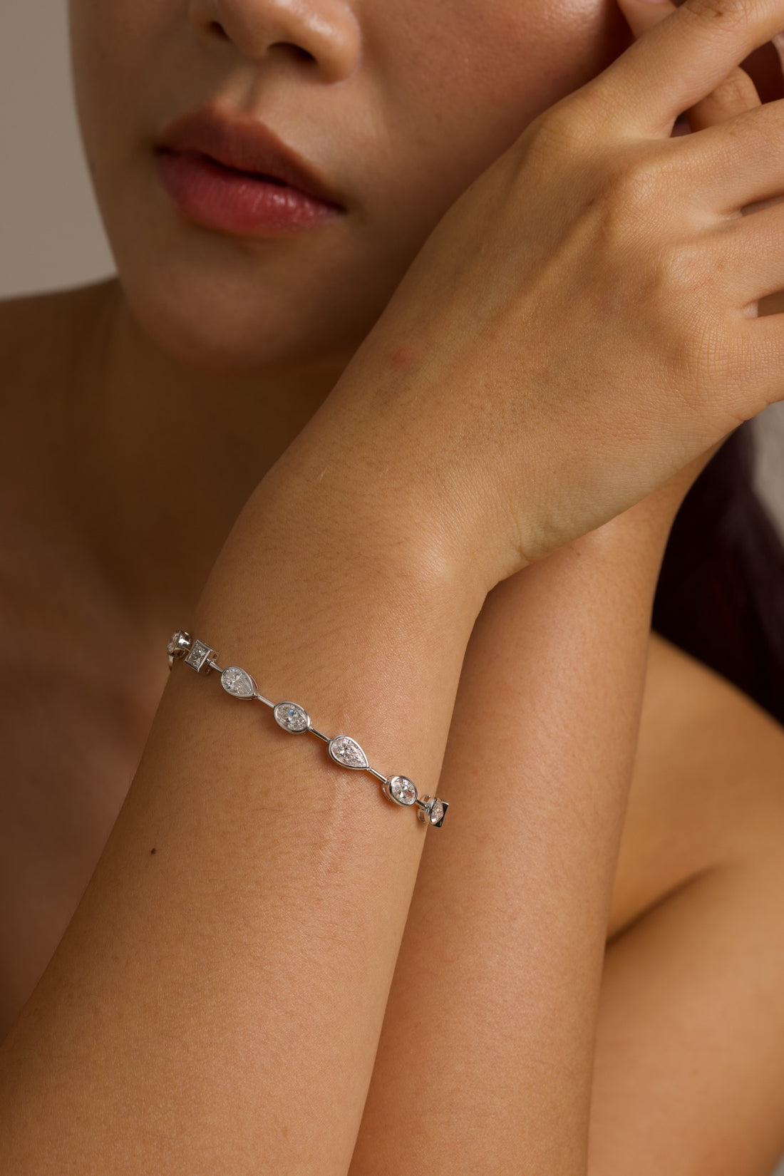 18K White Gold Fancy Shape Pear, Oval, and Princess-Cut Bezel-Set Lab-Grown Diamond Bracelet 

A chic, architectural pattern of bezel-set Pear, Oval, and Princess-Cut Lab-Grown Diamonds, each stone distinctly separated along the bracelet. Timelessly luminous and versatile — perfect for elevating everyday looks or pairing with evening wear.