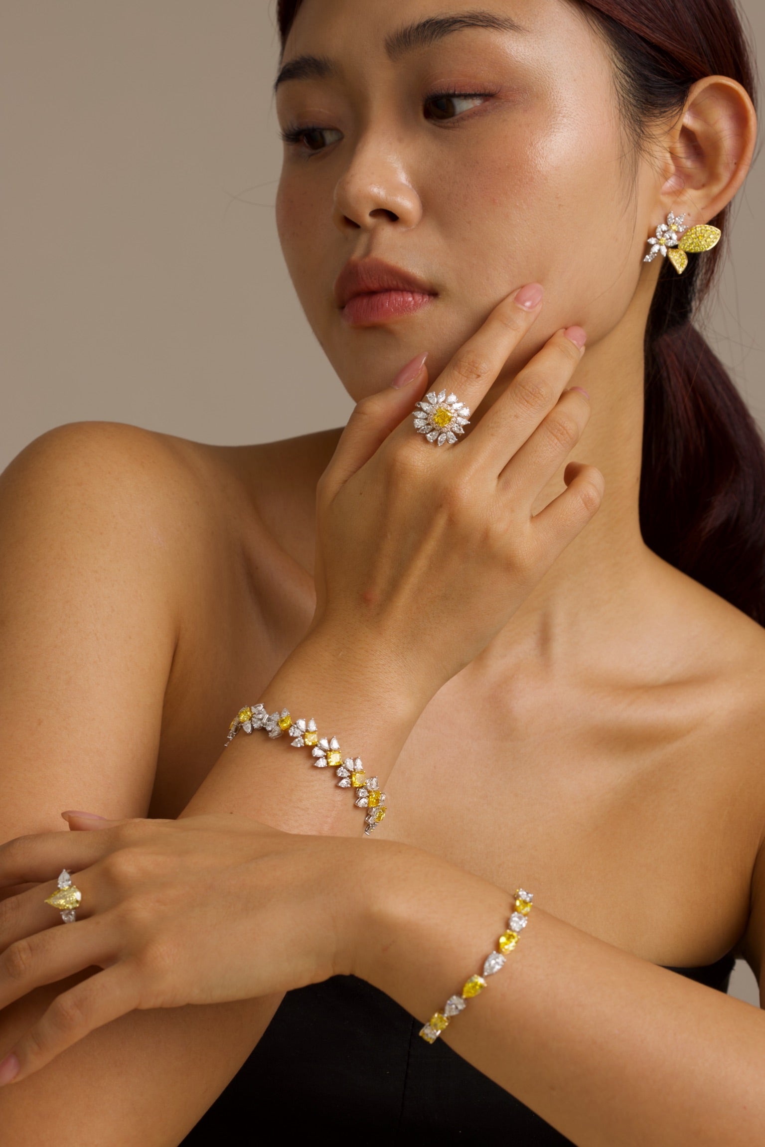 18K White and Yellow Gold Duo-Tone Pear-Cut Lab-Grown Diamond Bracelet A bold, duo-tone bracelet that showcases Pear-cut diamonds in an alternating pattern of white and yellow stones. Each diamond is securely held in place by a refined three-prong design, with white diamonds set in white gold and yellow stones in yellow gold. Crafted in a sophisticated combination of 18K White and Yellow Gold, this bracelet offers modern luxury for any occasion.
18K 白金同黃金雙色梨形切割實驗室種植鑽石手鍊

大膽嘅雙色手鍊，以白色同黃色石頭嘅交替圖案展示梨形切割鑽石。每顆鑽石都係
