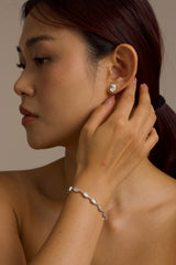 By Angi TST尖沙咀 - Trinity Bezel Lab Diamond 手鏈戴手效果 | 香港人造鑽石lab diamond首飾 Trinity Bezel Lab-Grown Diamond Bracelet worn on wrist | By Angi Lab-Grown Fine Jewellery Hong Kong TST