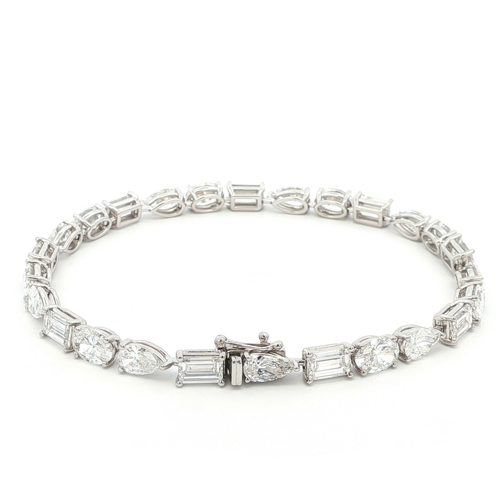 Fancy Lab-Grown Diamond Tennis Bracelet worn on wrist | By Angi Lab-Grown Fine Jewellery Hong Kong TST By Angi TST尖沙咀 - Fancy Lab Diamond Tennis 手鏈戴手效果 | 香港人造鑽石lab diamond首飾