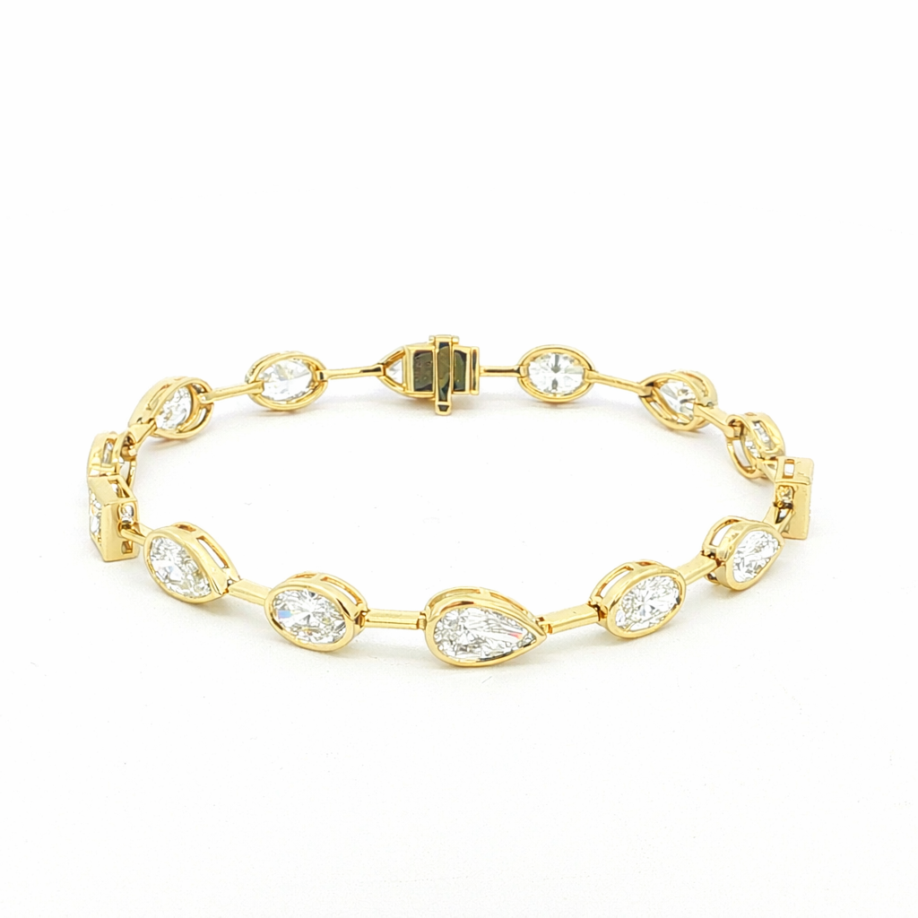 Trinity Bezel Lab-Grown Diamond Yellow Gold Bracelet by By Angi, lab-grown diamond jeweller in Tsim Sha Tsui Hong Kong | TST HK Fine Jewellery 
By Angi 尖沙咀人造鑽石珠寶 - Trinity Bezel Lab Diamond 手鏈 | 香港TST求婚鑽石首飾
