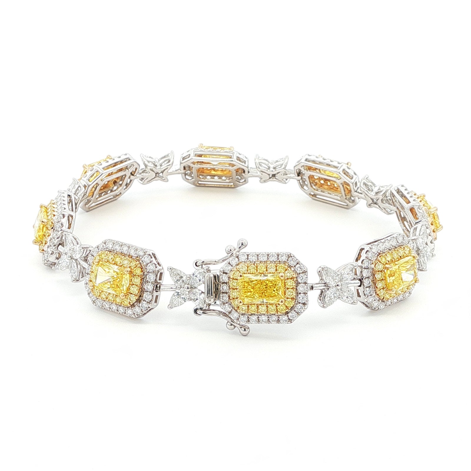 Luxury diamond bracelet with yellow and white diamonds in Hong Kong | HK in Tsim Sha Tsui | TST
香港高級鑽石手鏈配黃鑽 |香港喺尖沙咀 | TST