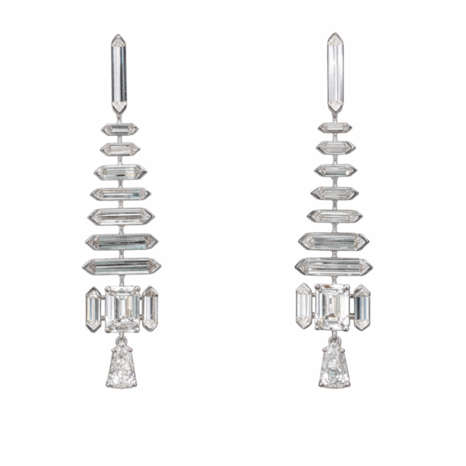 Nodus Spire Lab Grown Diamond Drop Earrings with a vertical geometric silhouette and a single suspended diamond drop, photographed in Hong Kong HK, Tsim Sha Tsui TST.
Nodus Spire 培育鑽石垂墜耳環，展現垂直幾何線條輪廓及單顆懸垂鑽石設計，拍攝於香港尖沙咀