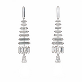 Nodus Spire Lab Grown Diamond Drop Earrings with a vertical geometric silhouette and a single suspended diamond drop, photographed in Hong Kong HK, Tsim Sha Tsui TST.
Nodus Spire 培育鑽石垂墜耳環，展現垂直幾何線條輪廓及單顆懸垂鑽石設計，拍攝於香港尖沙咀