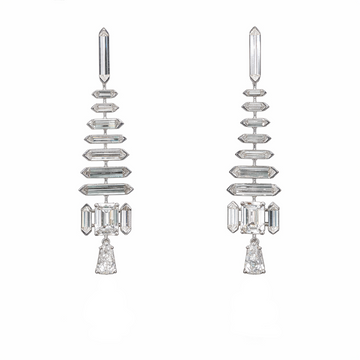 Nodus Spire Lab Grown Diamond Drop Earrings with a vertical geometric silhouette and a single suspended diamond drop, photographed in Hong Kong HK, Tsim Sha Tsui TST.
Nodus Spire 培育鑽石垂墜耳環，展現垂直幾何線條輪廓及單顆懸垂鑽石設計，拍攝於香港尖沙咀