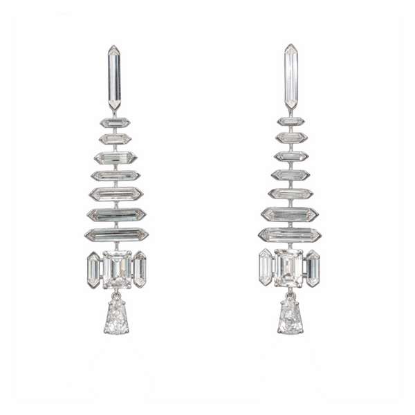 Nodus Spire Lab Grown Diamond Drop Earrings with a vertical geometric silhouette and a single suspended diamond drop, photographed in Hong Kong HK, Tsim Sha Tsui TST.
Nodus Spire 培育鑽石垂墜耳環，展現垂直幾何線條輪廓及單顆懸垂鑽石設計，拍攝於香港尖沙咀