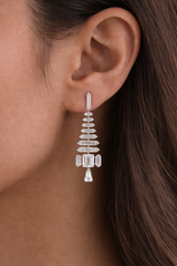 Nodus Spire Lab Grown Diamond Drop Earrings with a vertical geometric silhouette and a single suspended diamond drop, photographed in Hong Kong HK, Tsim Sha Tsui TST.
Nodus Spire 培育鑽石垂墜耳環，展現垂直幾何線條輪廓及單顆懸垂鑽石設計，拍攝於香港尖沙咀