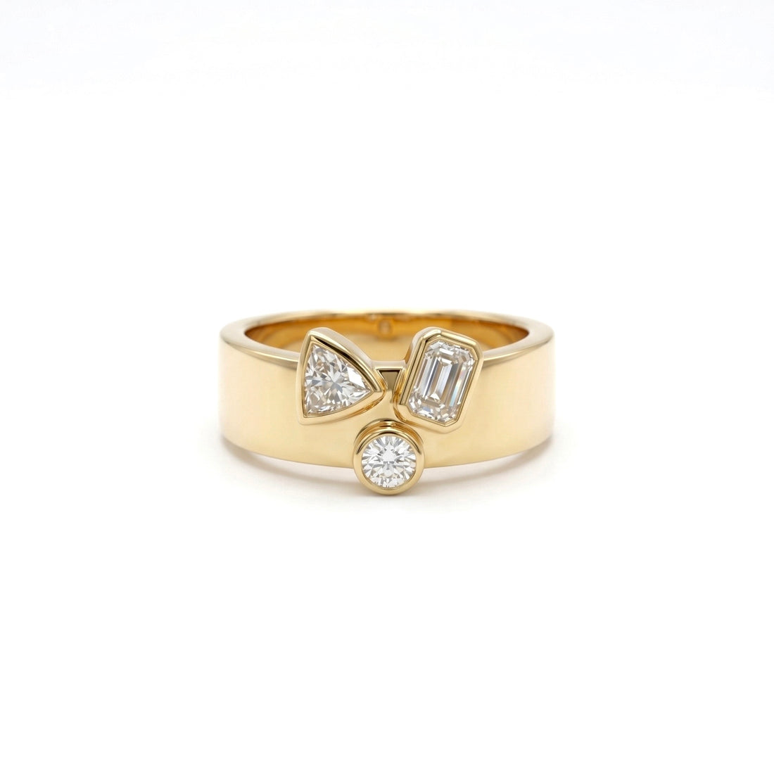 Emerald, Round & Trillion-Cut Lab Grown Diamond Ring with mixed-shape diamonds on a wide polished band, photographed in Hong Kong HK, Tsim Sha Tsui TST.
祖母綠形、圓形及三角形切割培育鑽石戒指產品圖，配闊身拋光戒圈，拍攝於香港尖沙咀。