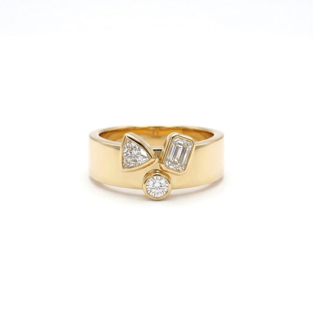 Emerald, Round & Trillion-Cut Lab Grown Diamond Ring with mixed-shape diamonds on a wide polished band, photographed in Hong Kong HK, Tsim Sha Tsui TST.
祖母綠形、圓形及三角形切割培育鑽石戒指產品圖，配闊身拋光戒圈，拍攝於香港尖沙咀。