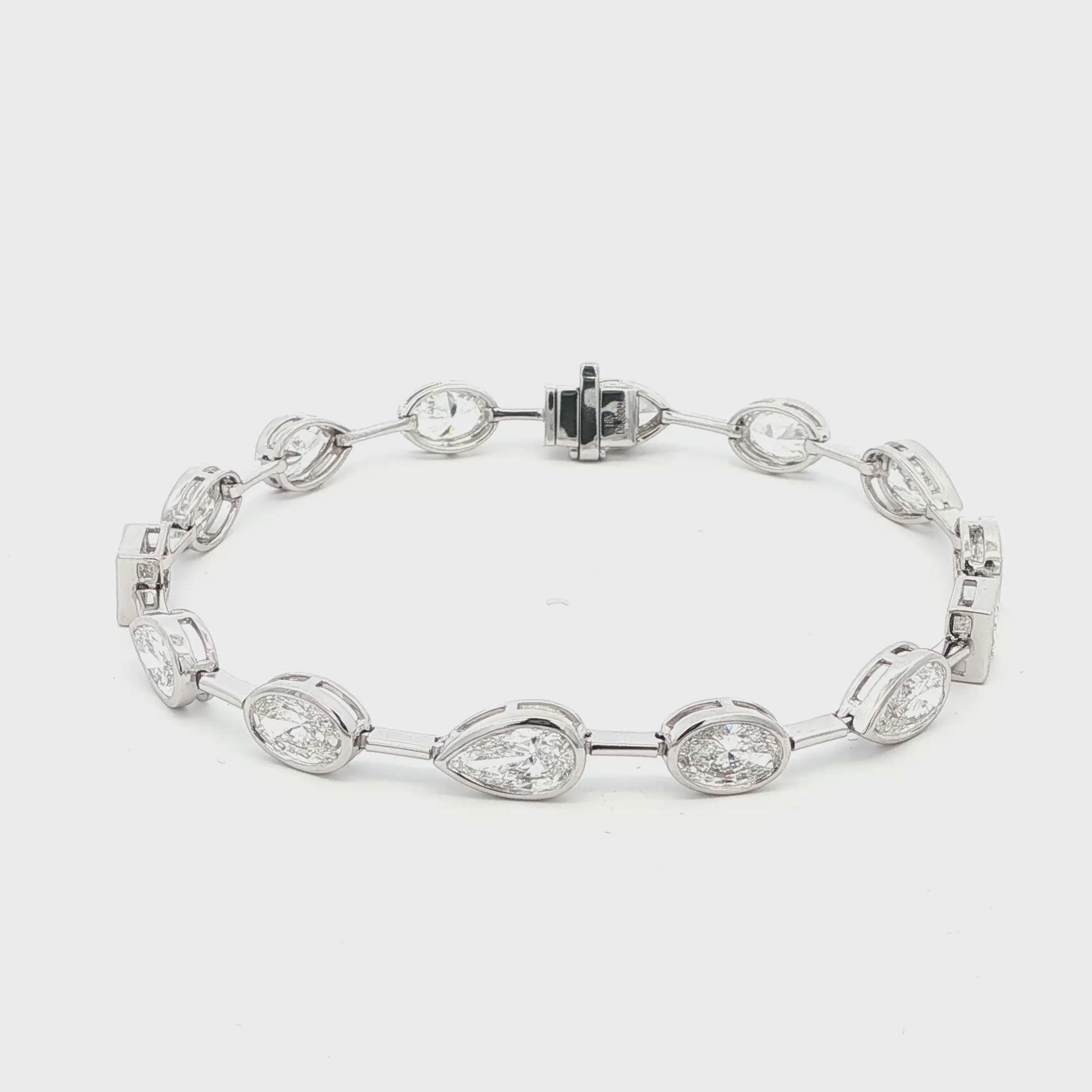 18K White Gold Fancy Shape Pear, Oval, and Princess-Cut Bezel-Set Lab-Grown Diamond Bracelet 

A chic, architectural pattern of bezel-set Pear, Oval, and Princess-Cut Lab-Grown Diamonds, each stone distinctly separated along the bracelet. Timelessly luminous and versatile — perfect for elevating everyday looks or pairing with evening wear.