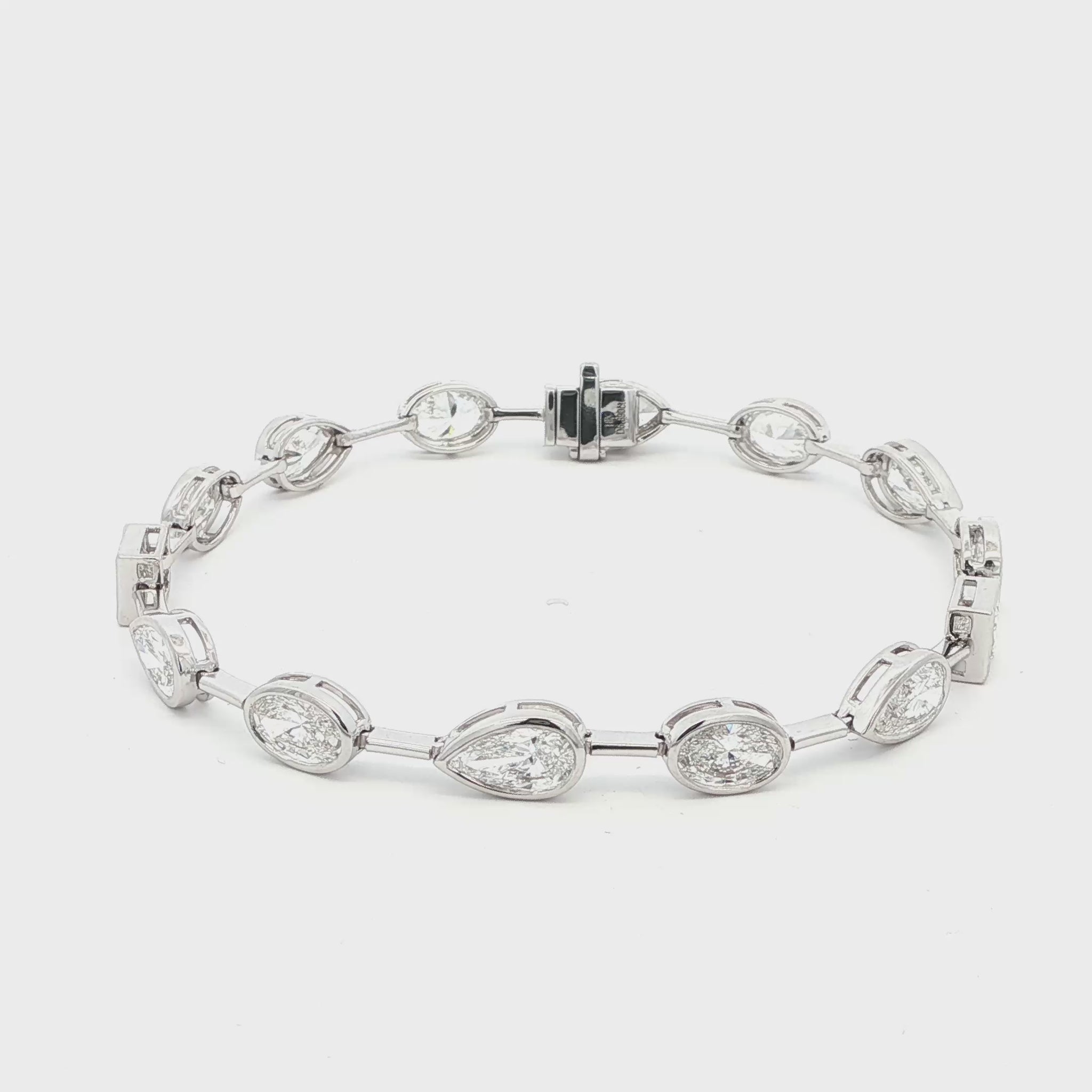 18K White Gold Fancy Shape Pear, Oval, and Princess-Cut Bezel-Set Lab-Grown Diamond Bracelet 

A chic, architectural pattern of bezel-set Pear, Oval, and Princess-Cut Lab-Grown Diamonds, each stone distinctly separated along the bracelet. Timelessly luminous and versatile — perfect for elevating everyday looks or pairing with evening wear.