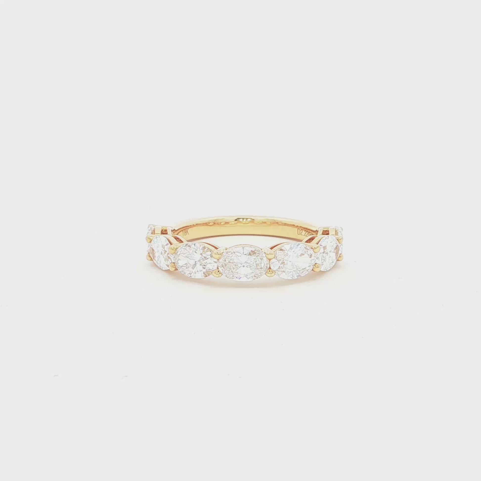Half eternity ring with oval lab-grown diamonds in 18k yellow gold. 