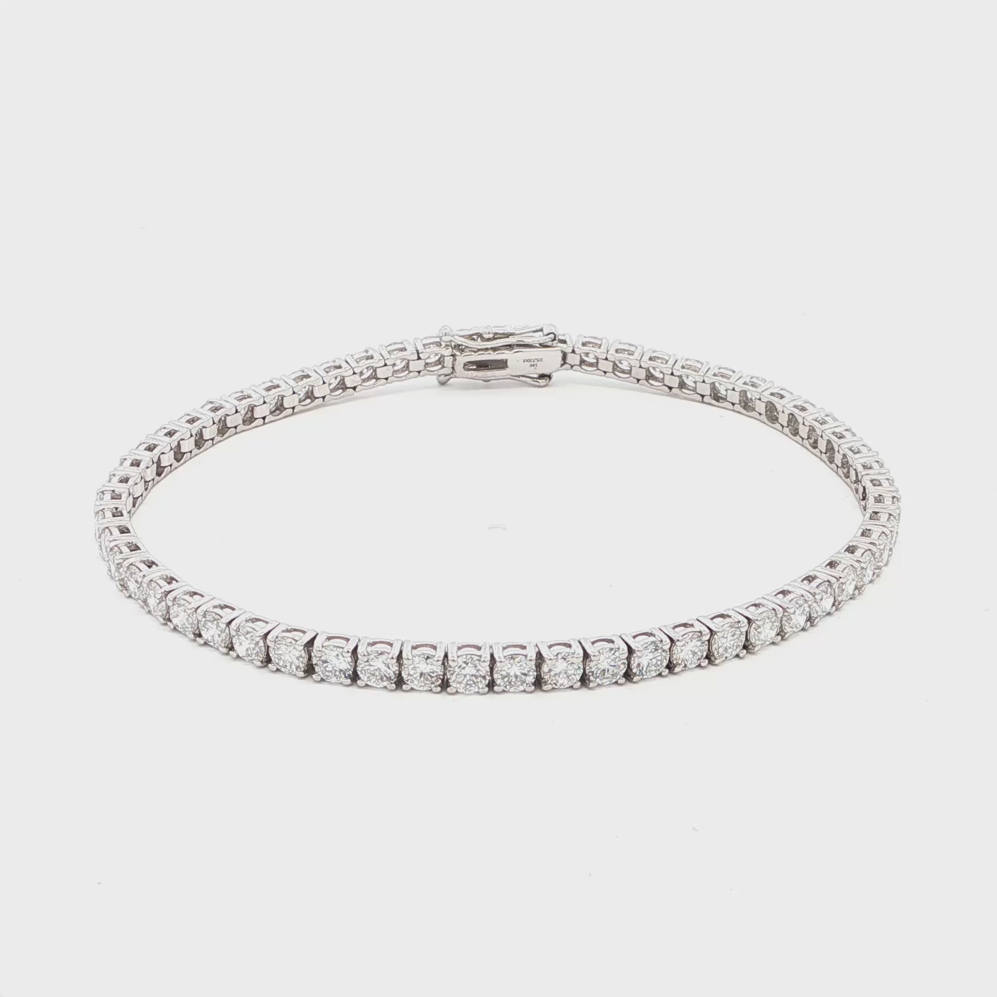 18K White Gold Round-Cut Lab-Grown Diamond Tennis Bracelet 

An endless line of brilliant-cut diamonds set in 18K White Gold. This Lab-Grown Diamond tennis bracelet delivers a seamless flow of sparkle — timeless luxury for any occasion.